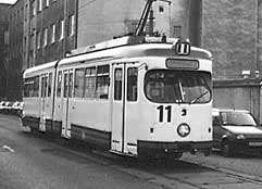 Foto - Komunikacja w Szczecinie - tramwaj z dużymi i wyraźnymi cyframi pod przednią szybą